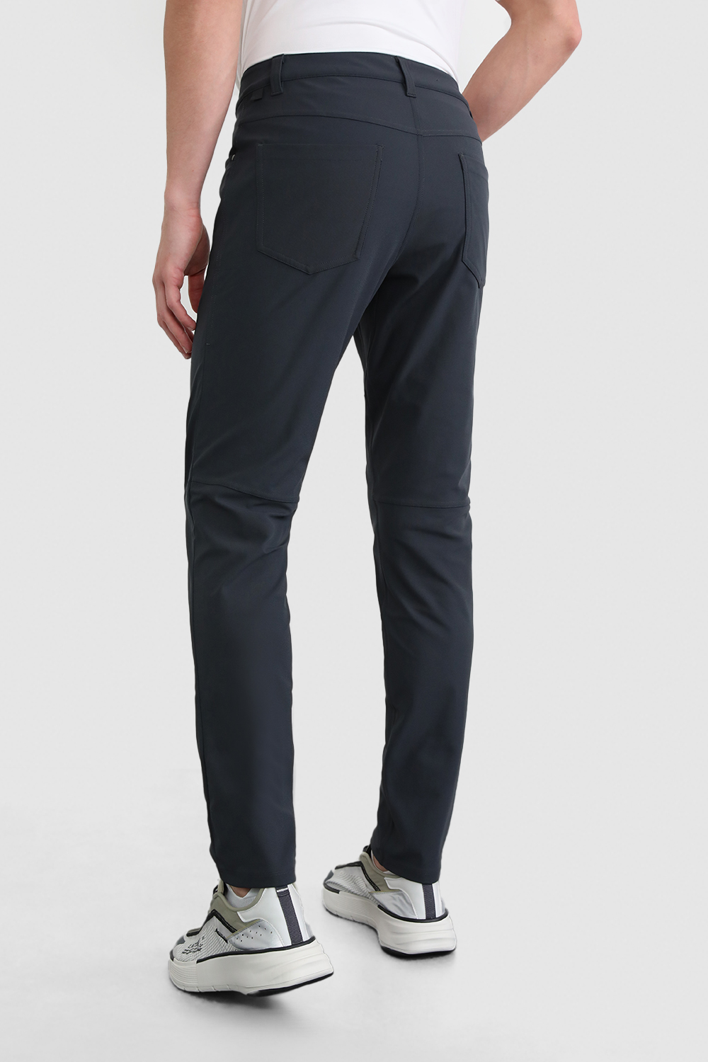 תמונת דוגמן אחורית של ABC Slim-Fit Pant 34"