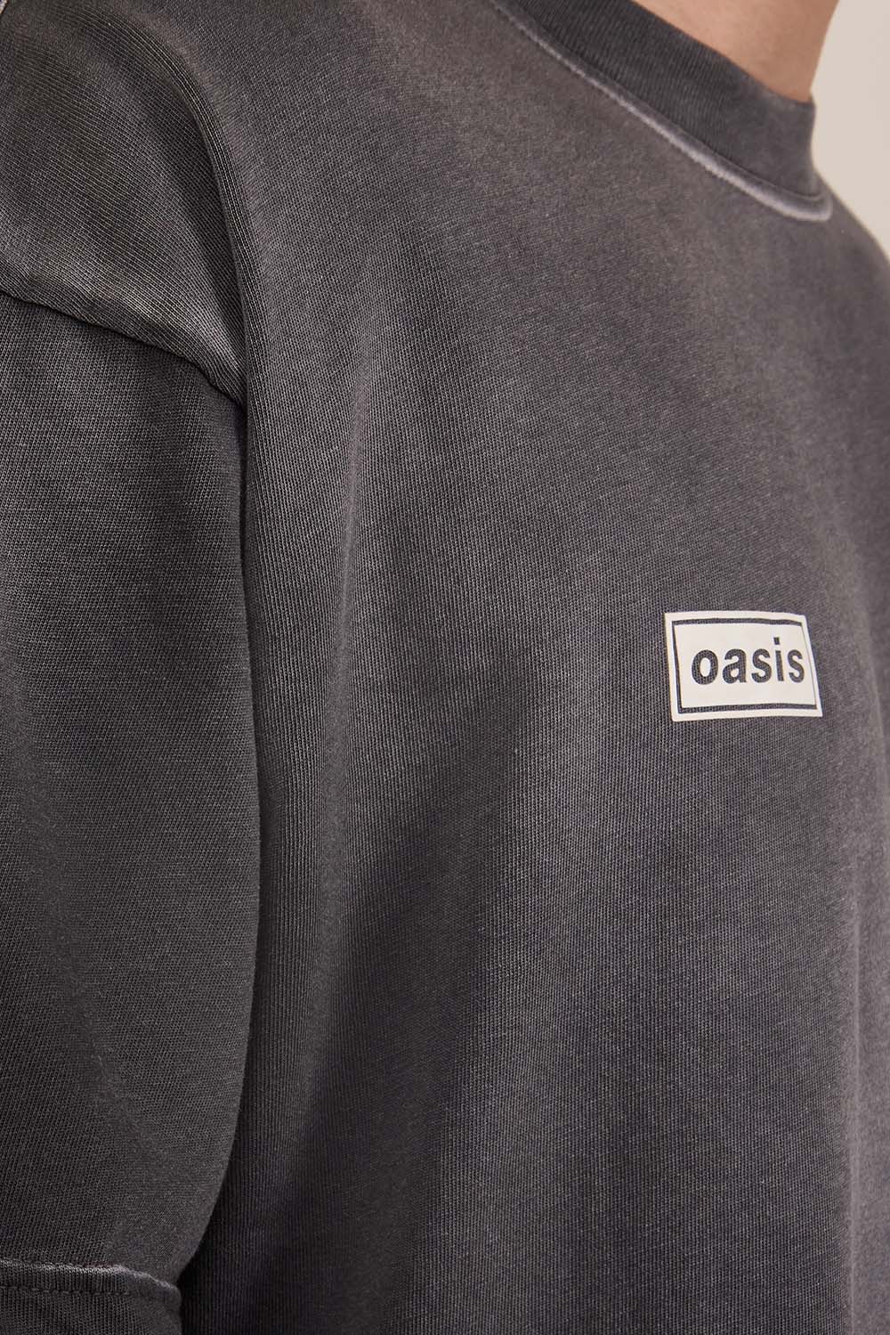 תמונת תקריב דוגמן של חולצת טי ריפרסנט x אואזיס