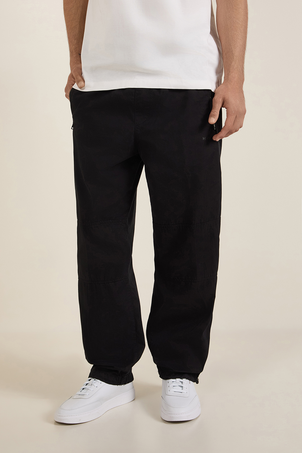 תמונת דוגמן קידמית של מכנסיים ארוכים