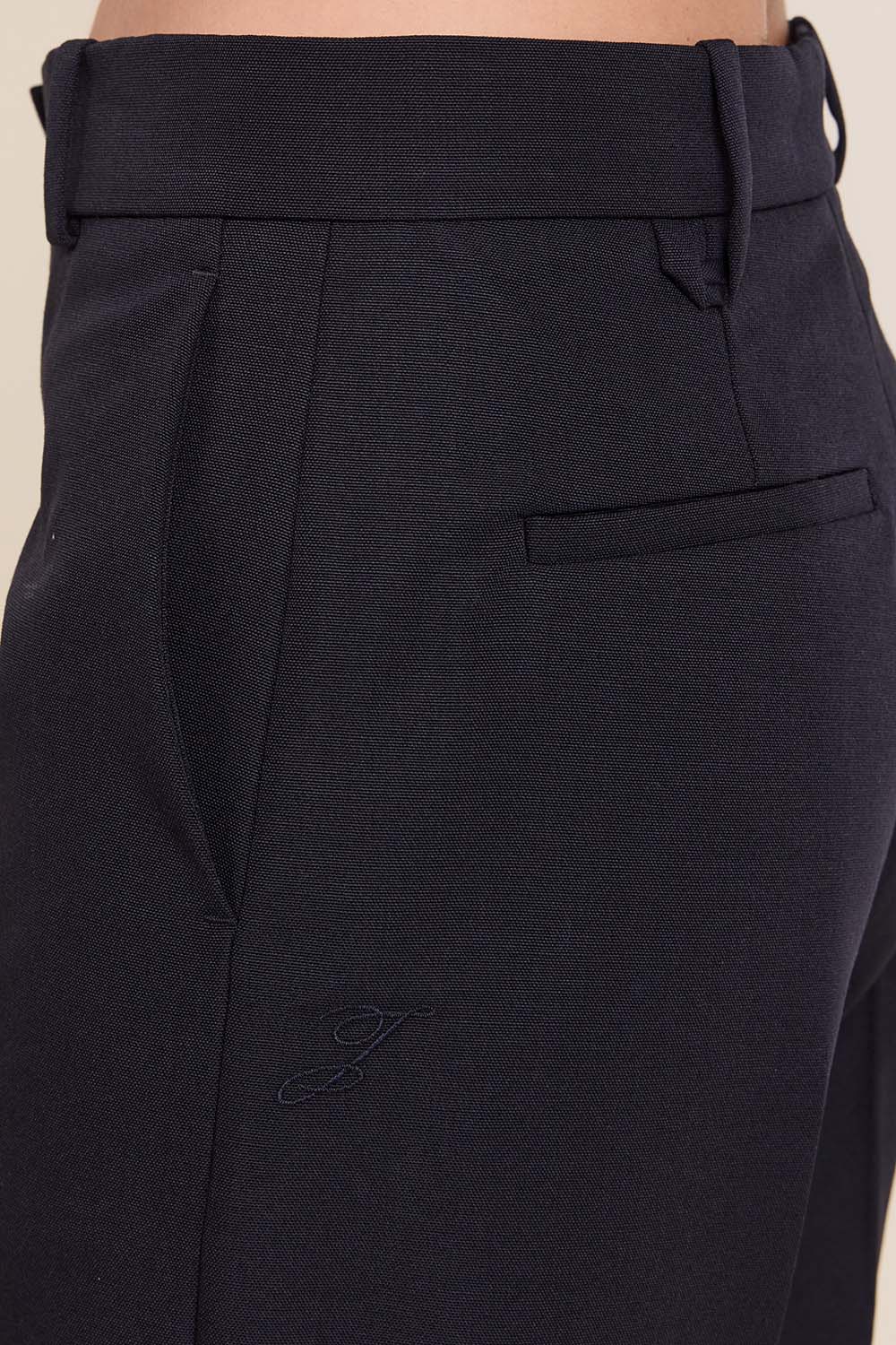 תמונת תקריב דוגמן של מכנסי צמר