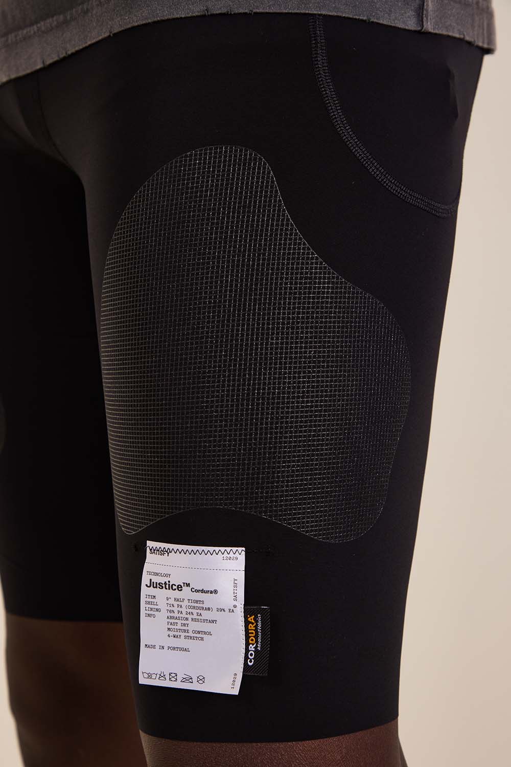 תמונת תקריב דוגמן של מכנסיים צמודים לאימון