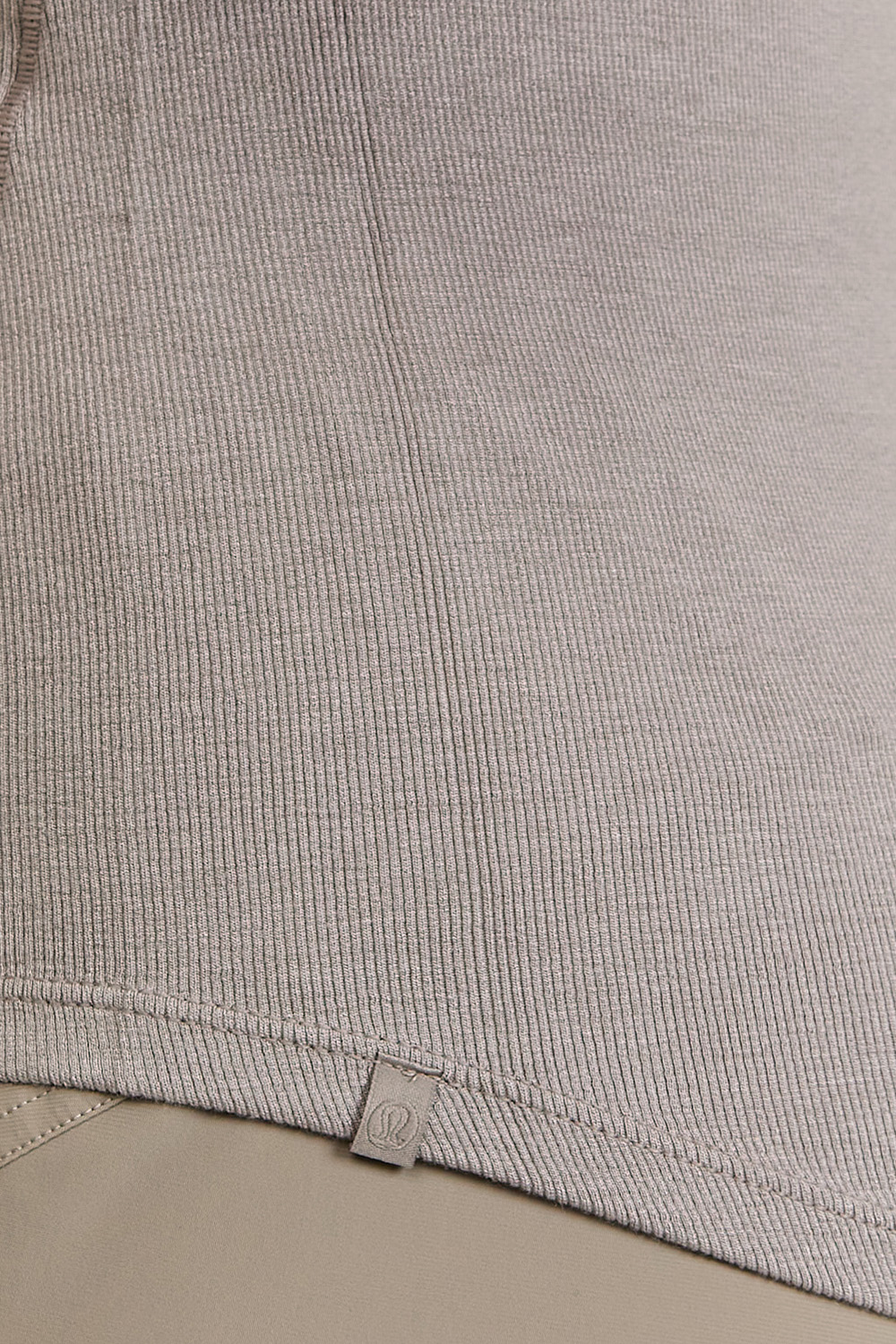 תמונת תקריב דוגמן של Hold Tight Short-Sleeve Shirt