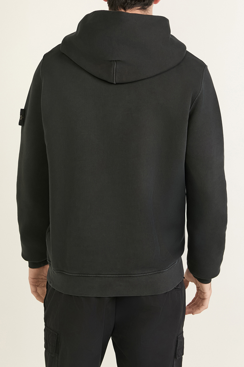 תמונת דוגמן אחורית של סווטשירט קפוצ'ון