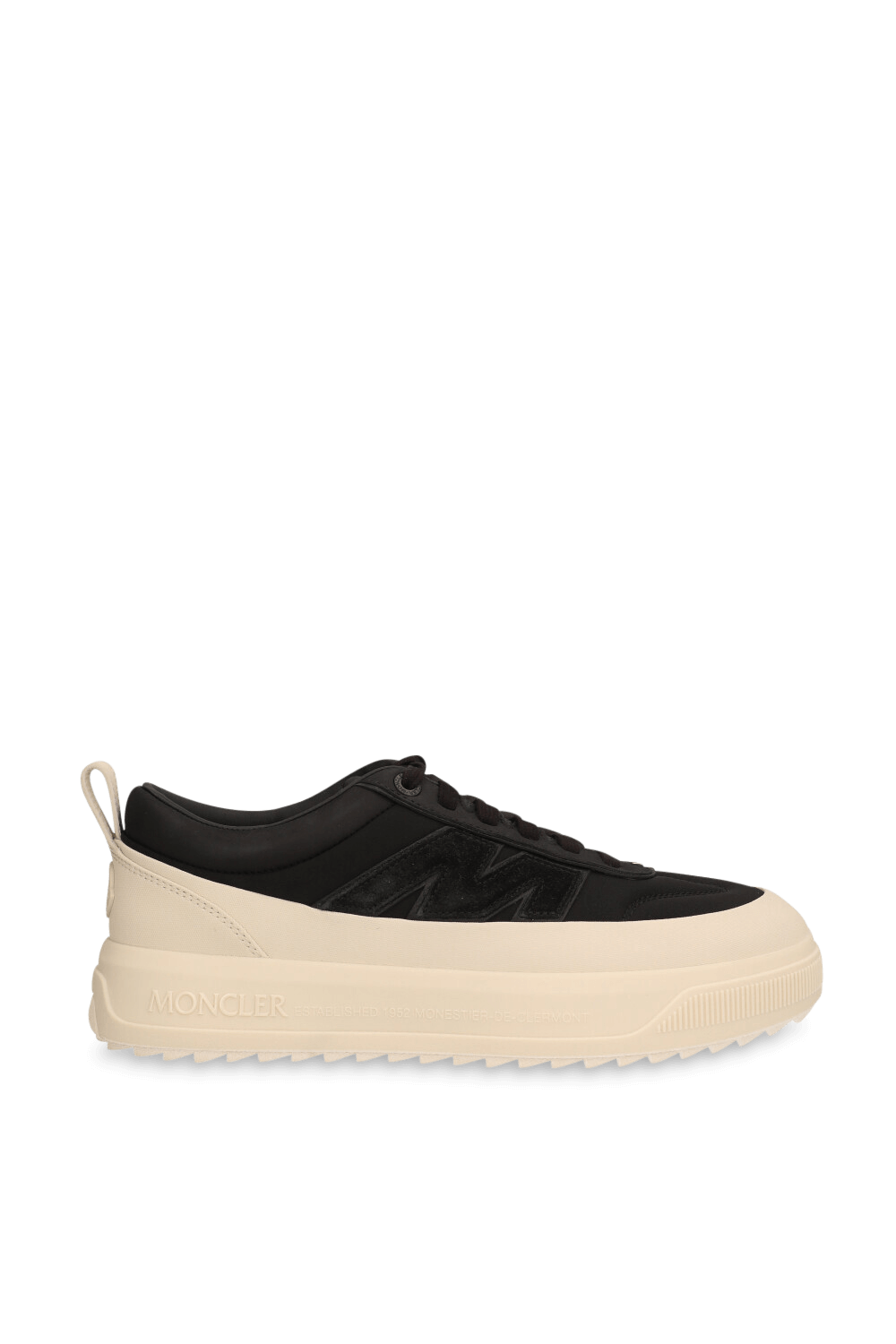 תמונה קידמית של נעלי סניקרס