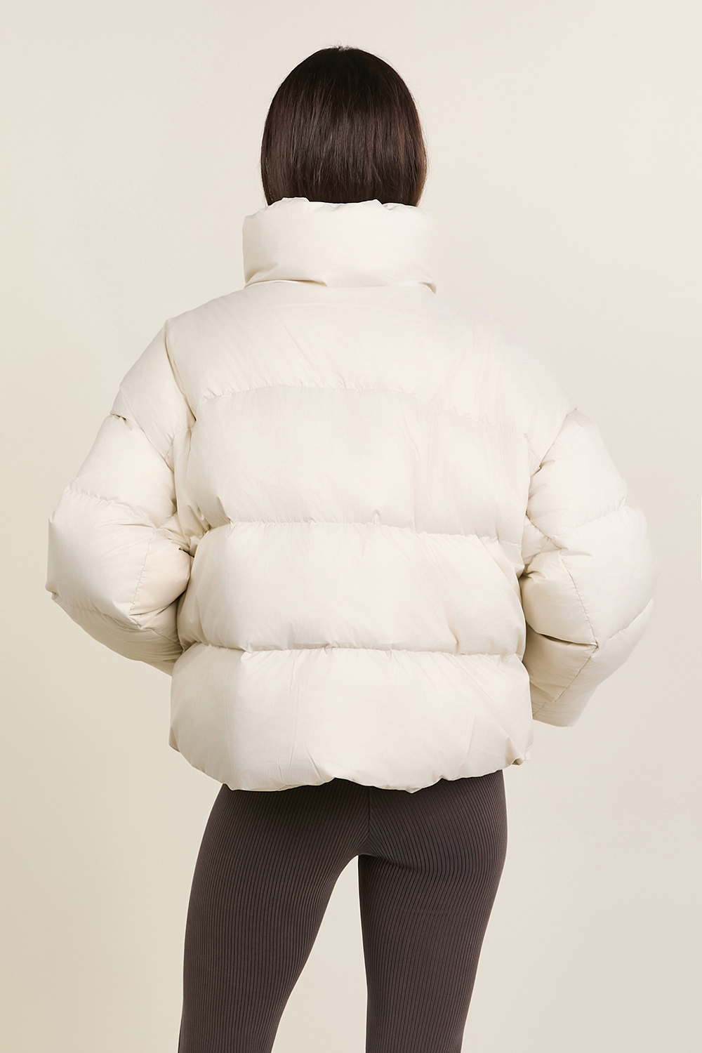 תמונת דוגמן אחורית של Transformable Down Jacket