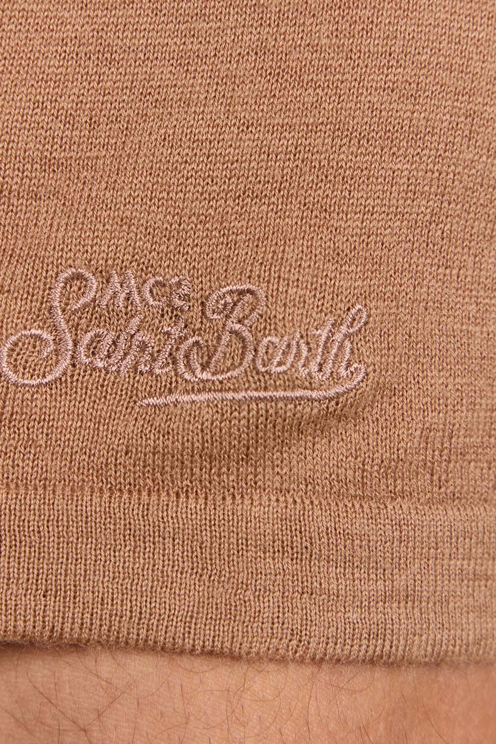 תמונת תקריב דוגמן של חולצת סריג