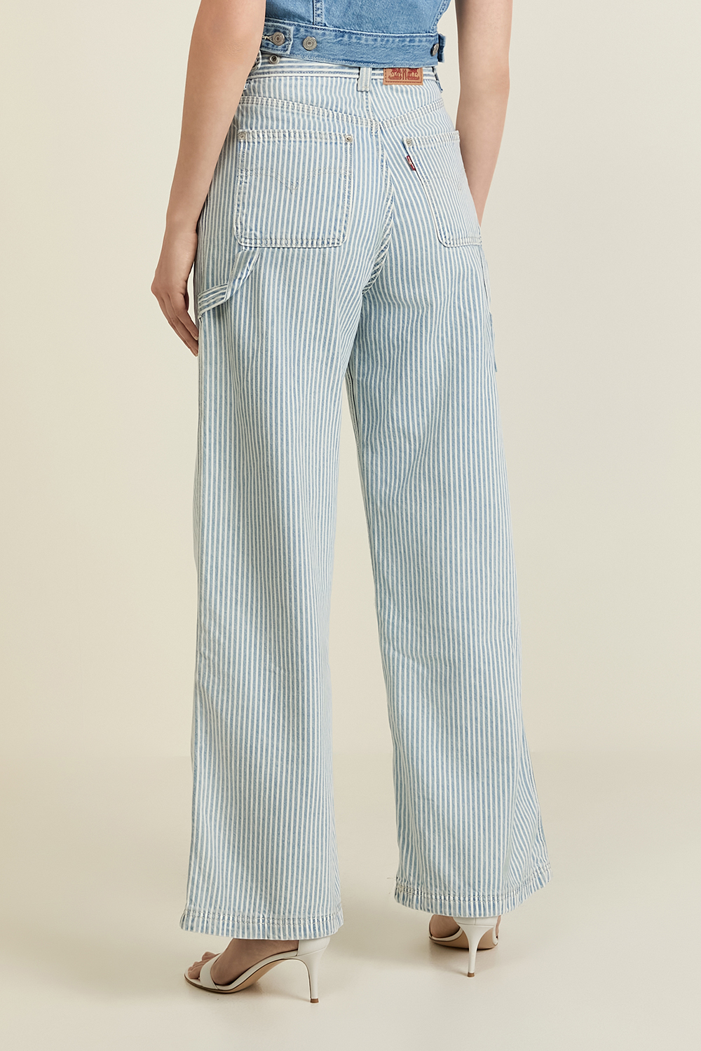 תמונת דוגמן אחורית של מכנסי ג'ינס בגזרת באגי