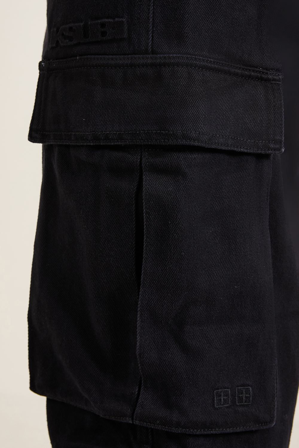 תמונת דוגמן אחורית של מכנסי קרגו