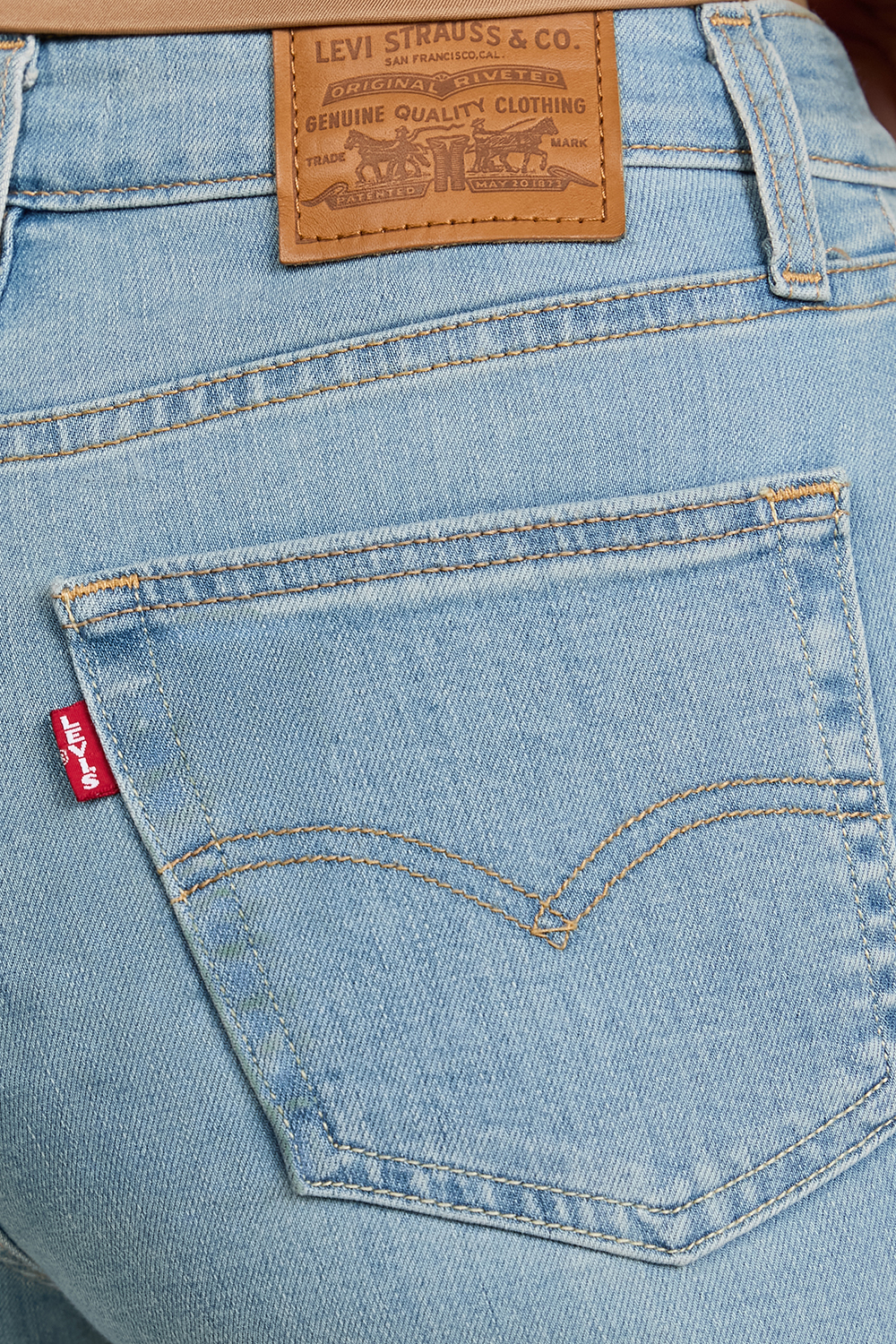 תמונת תקריב דוגמן של מכנסי ג'ינס 726 בגזרה מתרחבת