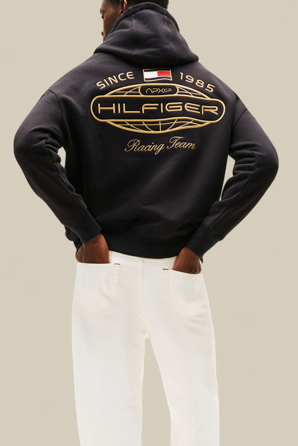 תמונת דוגמן אחורית של טומי הילפיגר X סרט פורמולה 1 סווטשירט