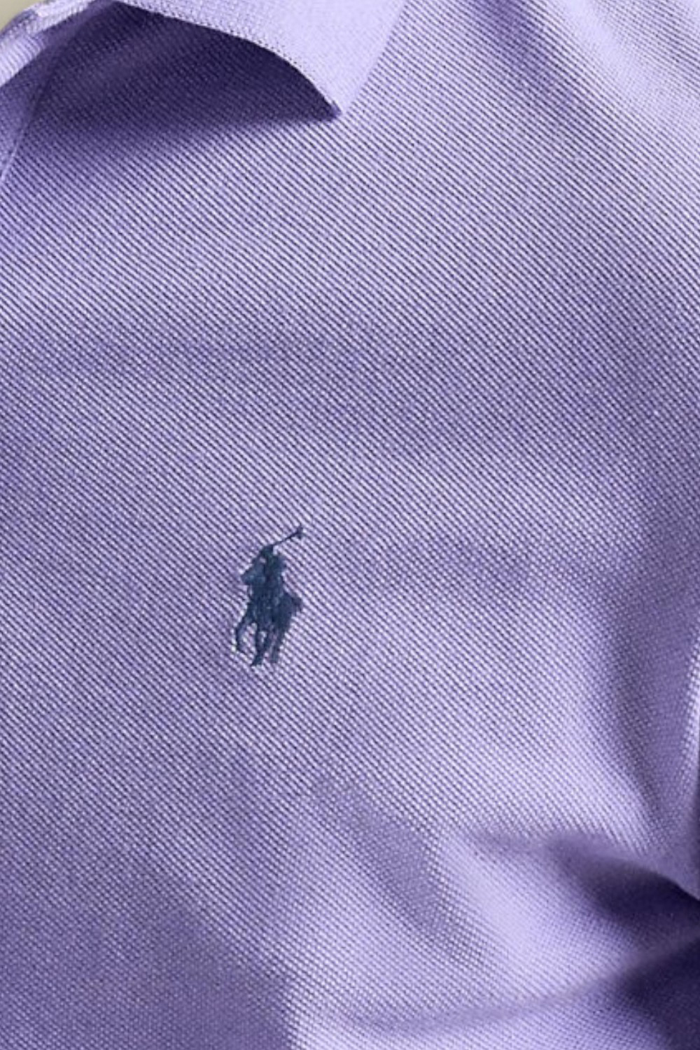 תמונת תקריב דוגמן של חולצת פולו