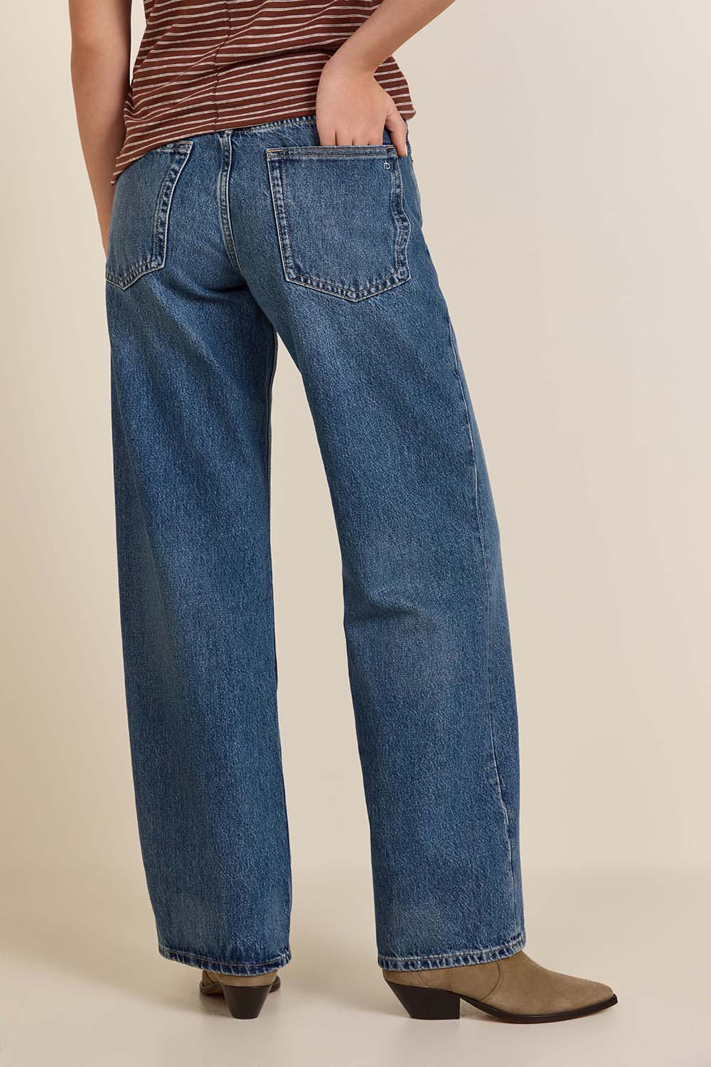 תמונת דוגמן אחורית של מכנסי ג'ינס בגזרה נמוכה