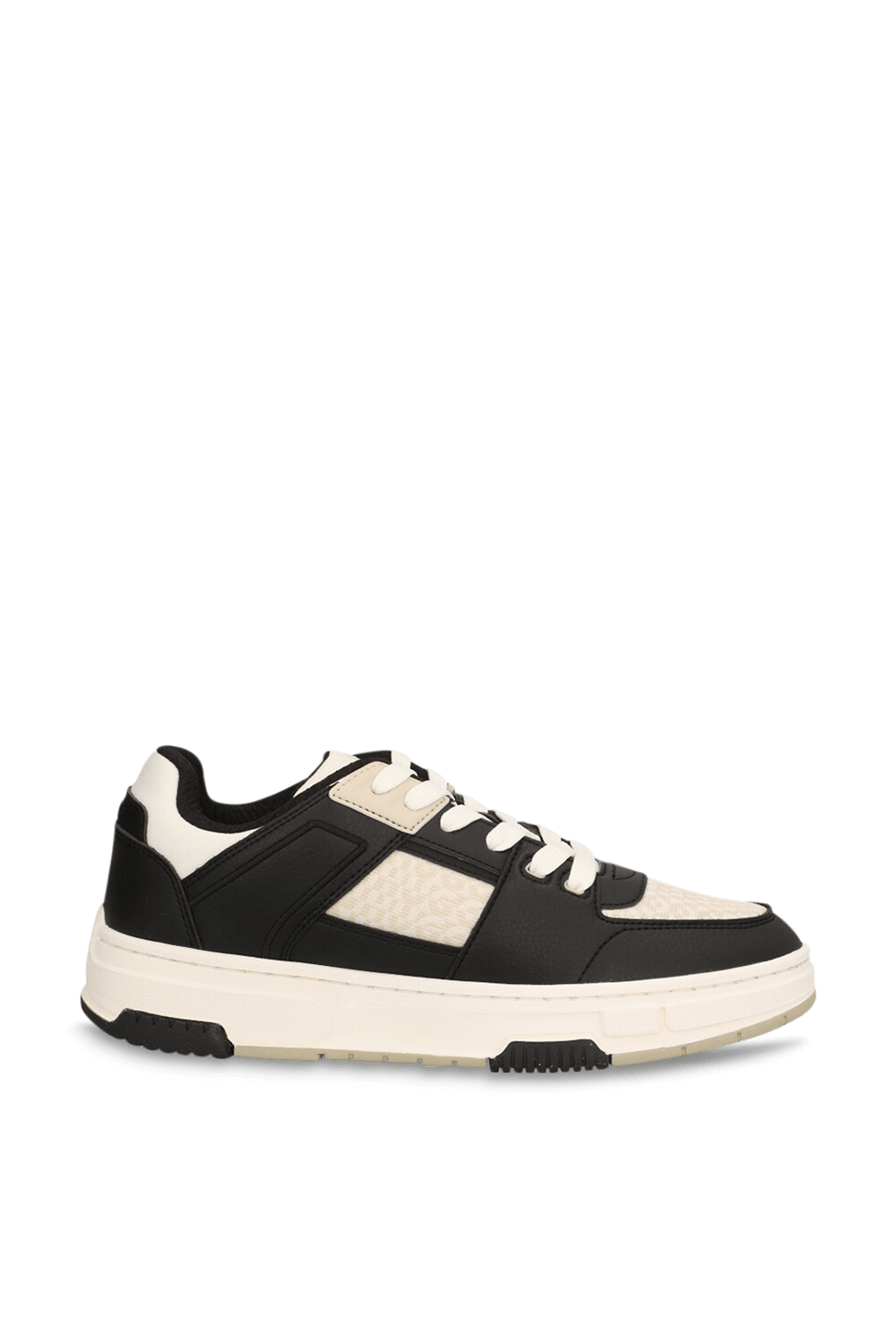 תמונה קידמית של נעלי סניקרס