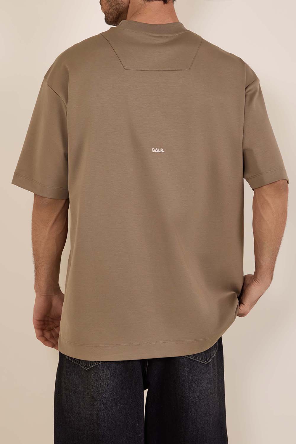 תמונת דוגמן אחורית של חולצת טי