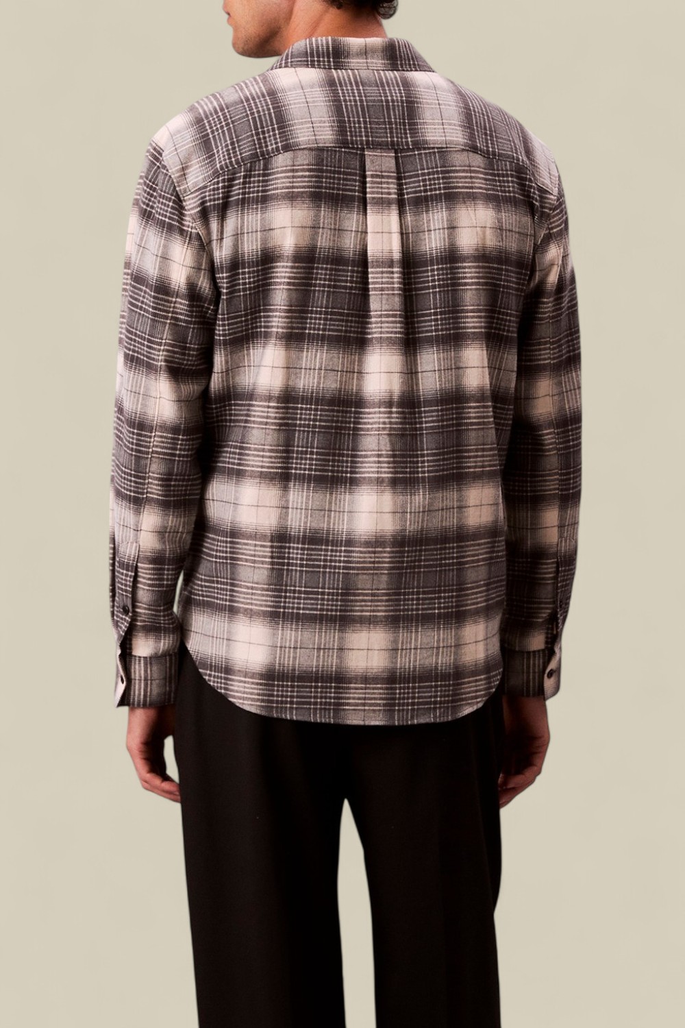 תמונת דוגמן אחורית של חולצת כפתורים פלאנל