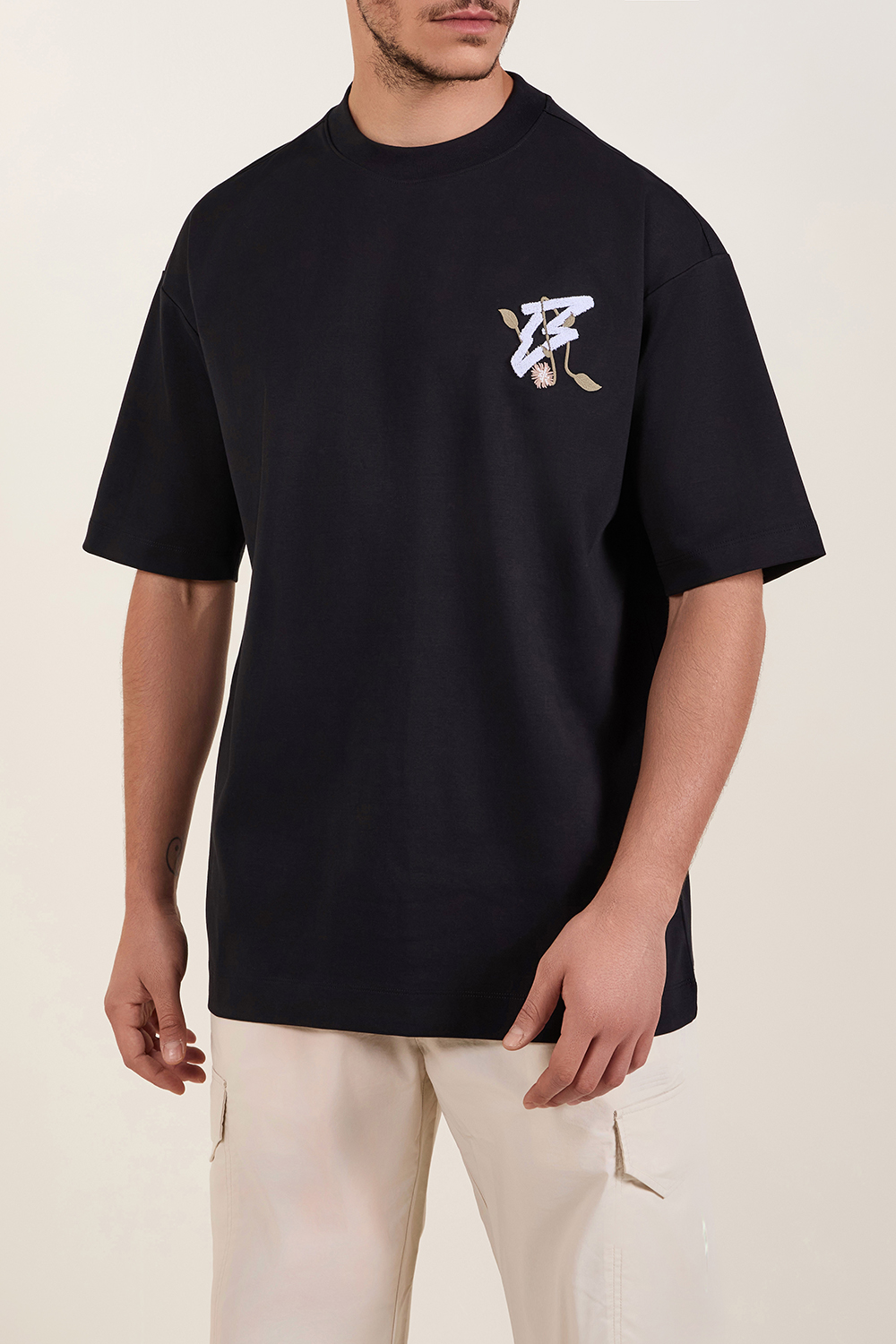 תמונת דוגמן קידמית של חולצת טי בגזרה משוחררת