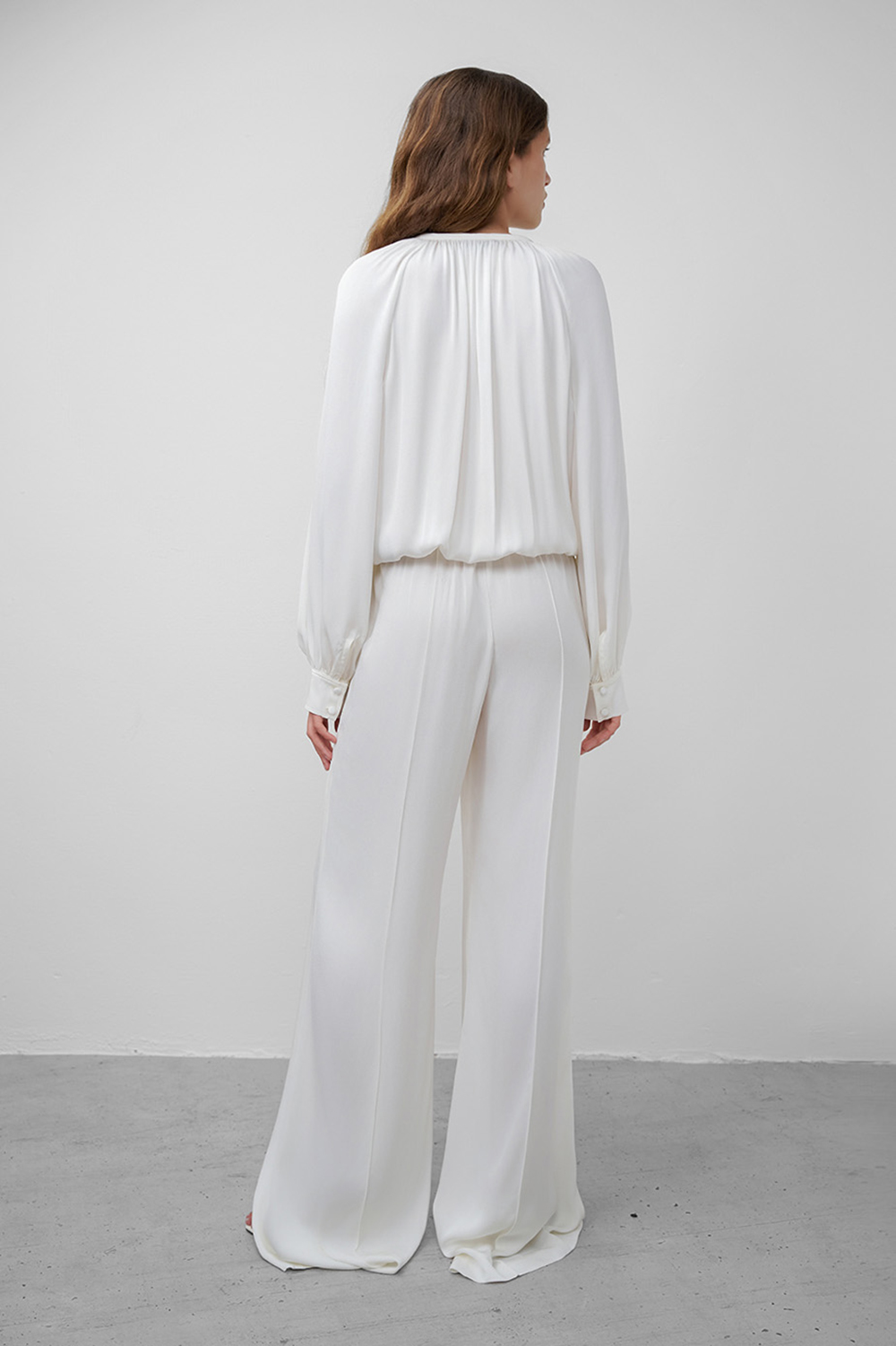 תמונת דוגמן אחורית של אוברול