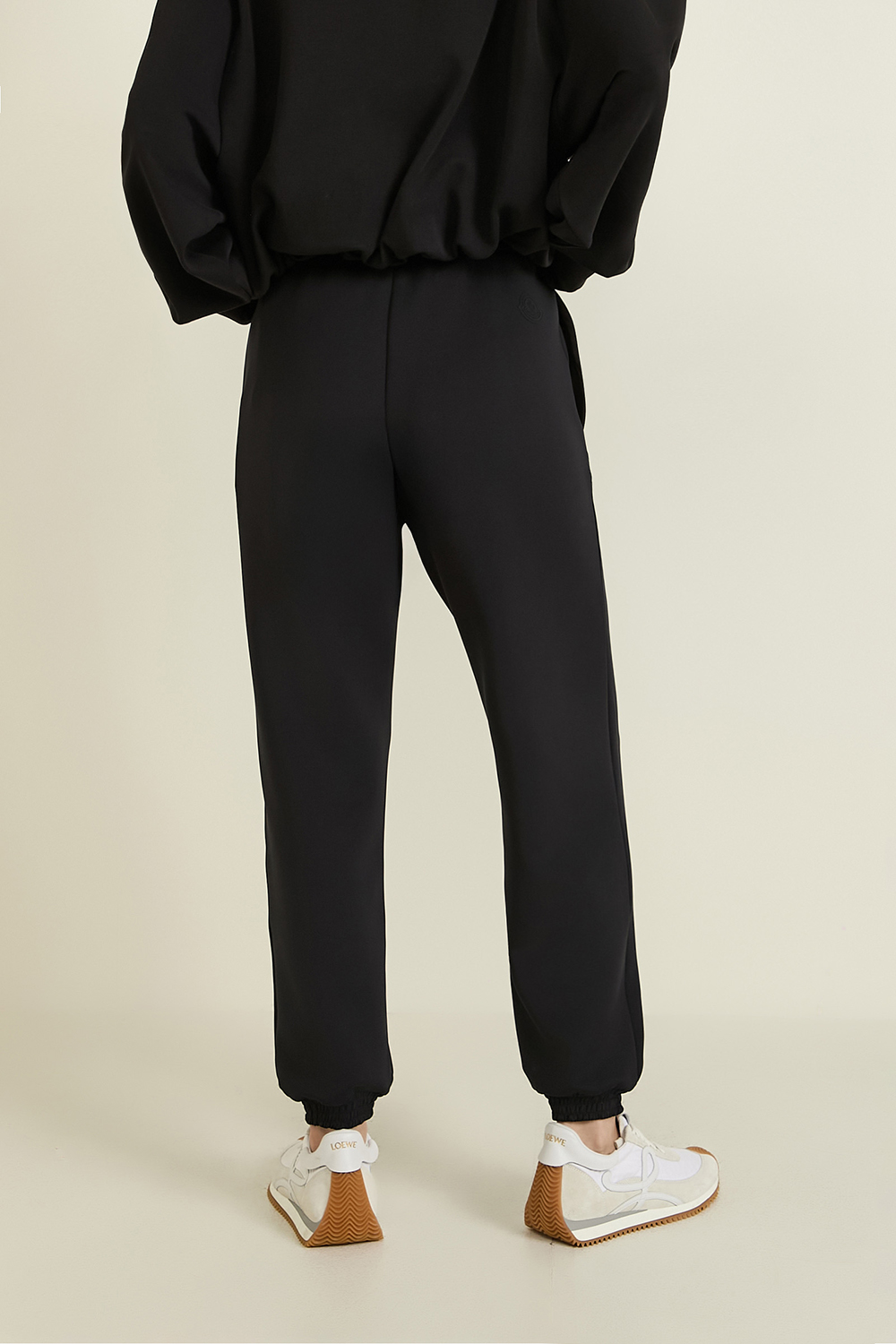 תמונת דוגמן אחורית של מכנסי ג'וג