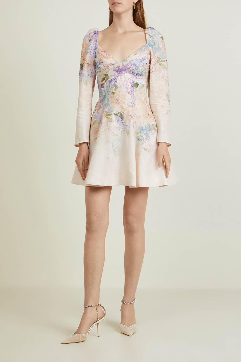 תמונת דוגמן קידמית של נעלי עקב סיידה