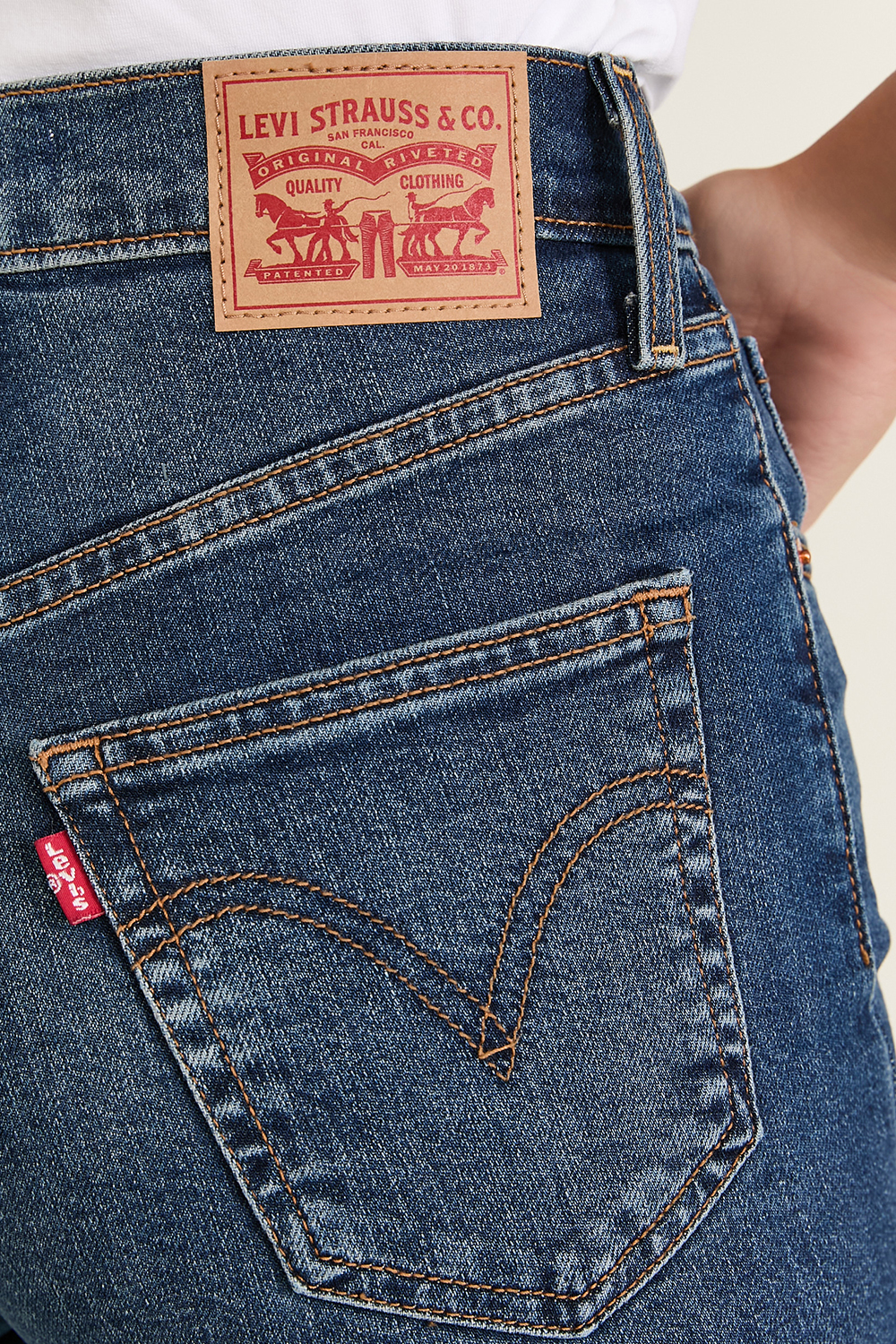 תמונת תקריב דוגמן של מכנסי ג'ינס באורך מלא