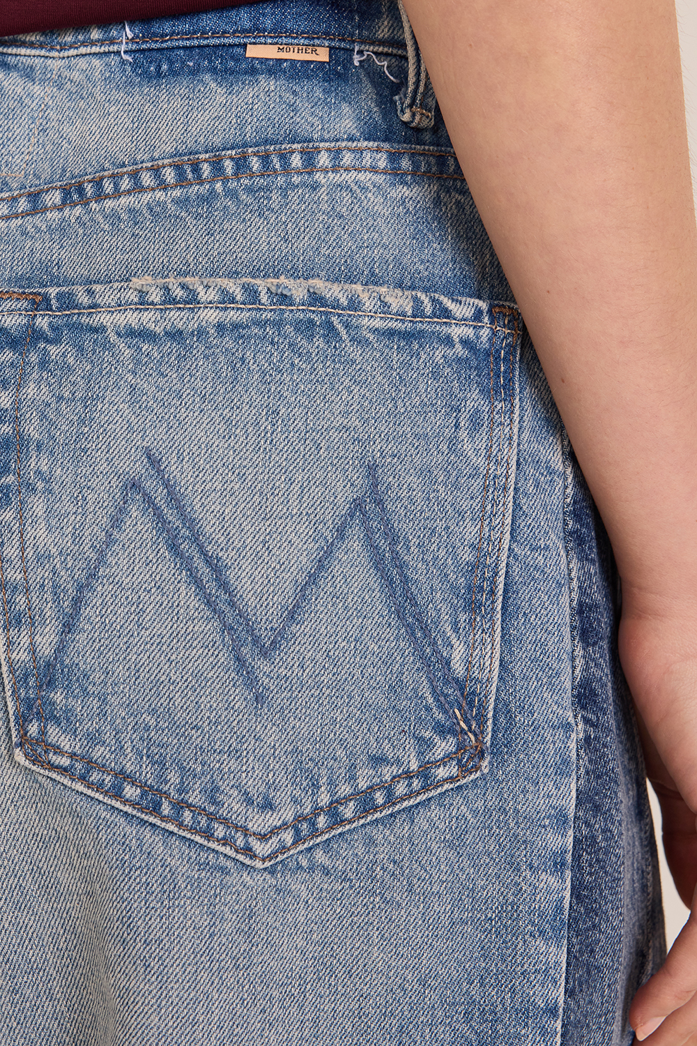 תמונת תקריב דוגמן של מכנסי ג'ינס