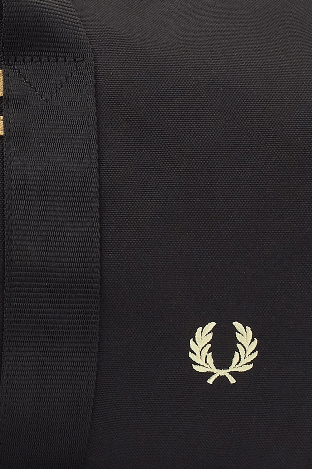 תמונה אחורית של תיק כדורסל בגווני שחור וזהב