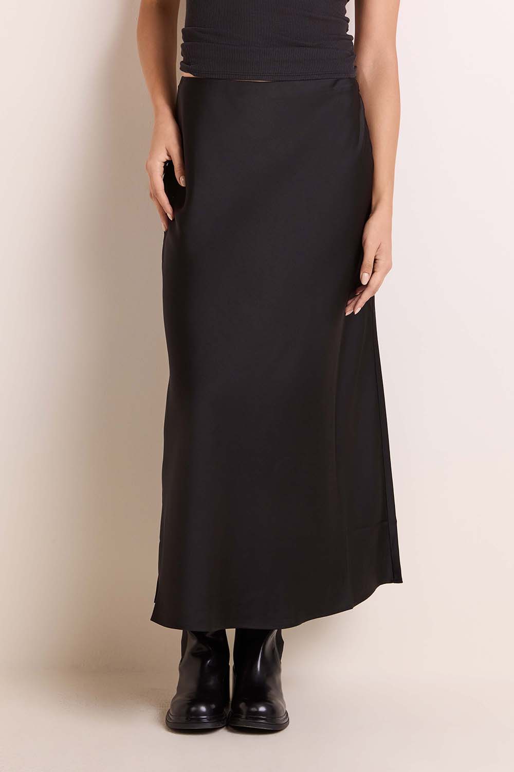 תמונת דוגמן קידמית של חצאית מידי סאטן