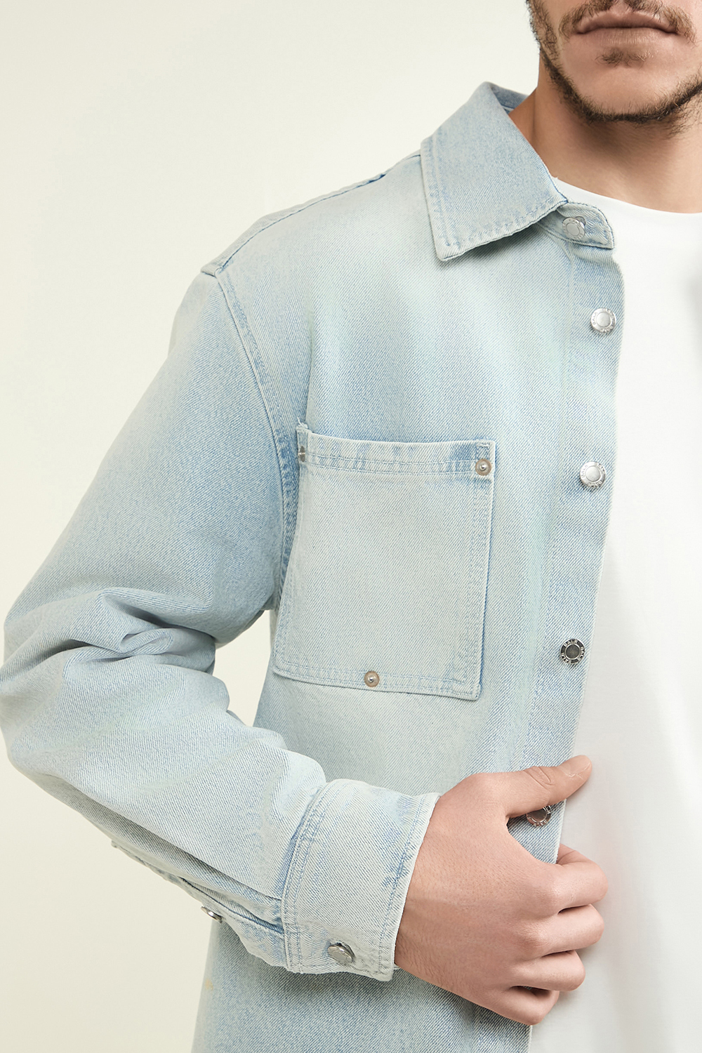 תמונת תקריב דוגמן של ז'קט ג'ינס