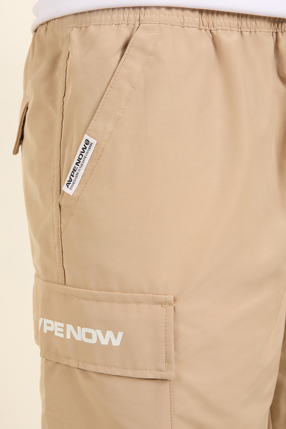 תמונת דוגמן אחורית של מכנסי קרגו קצרים