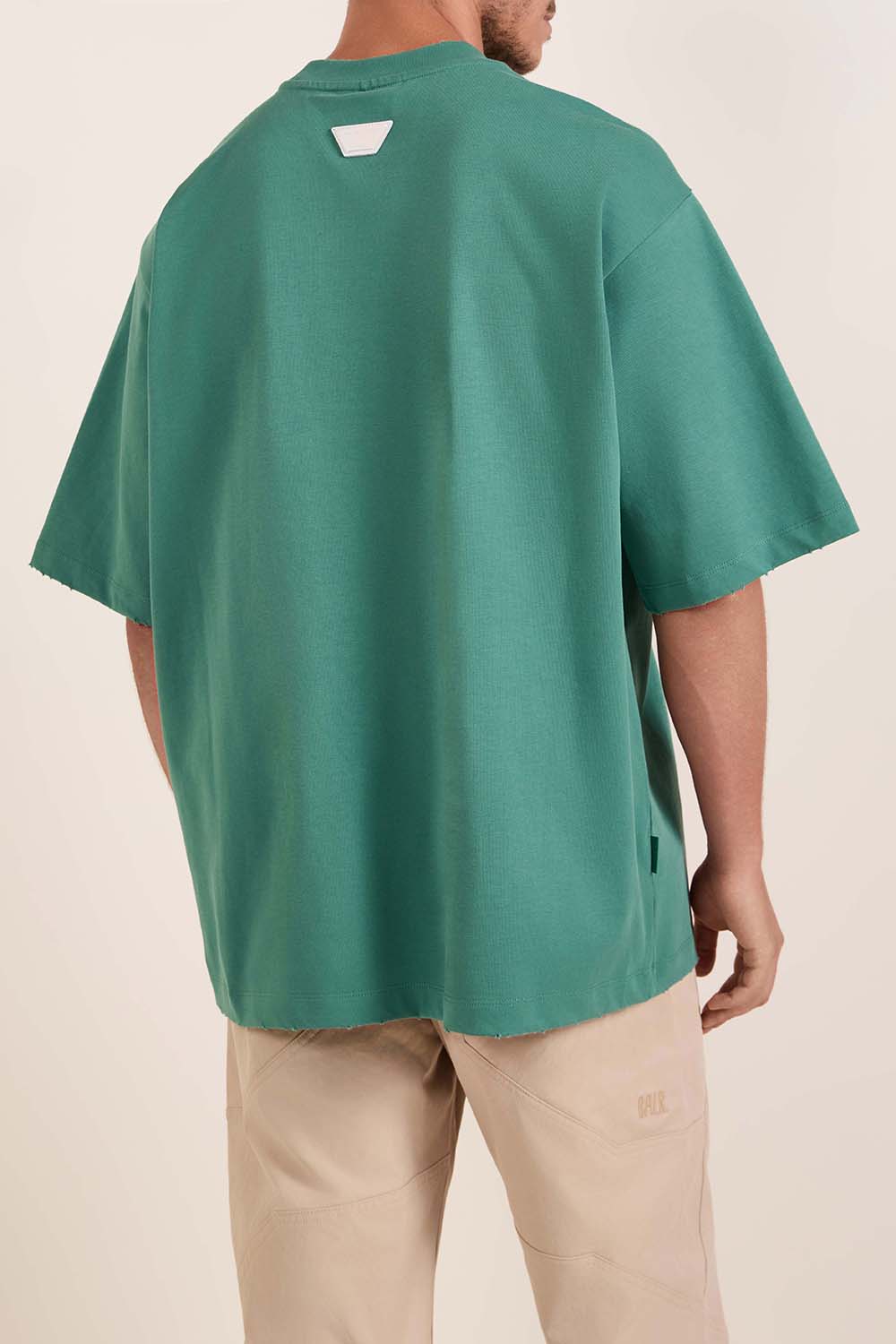 תמונת דוגמן אחורית של חולצת טי אוברסייז