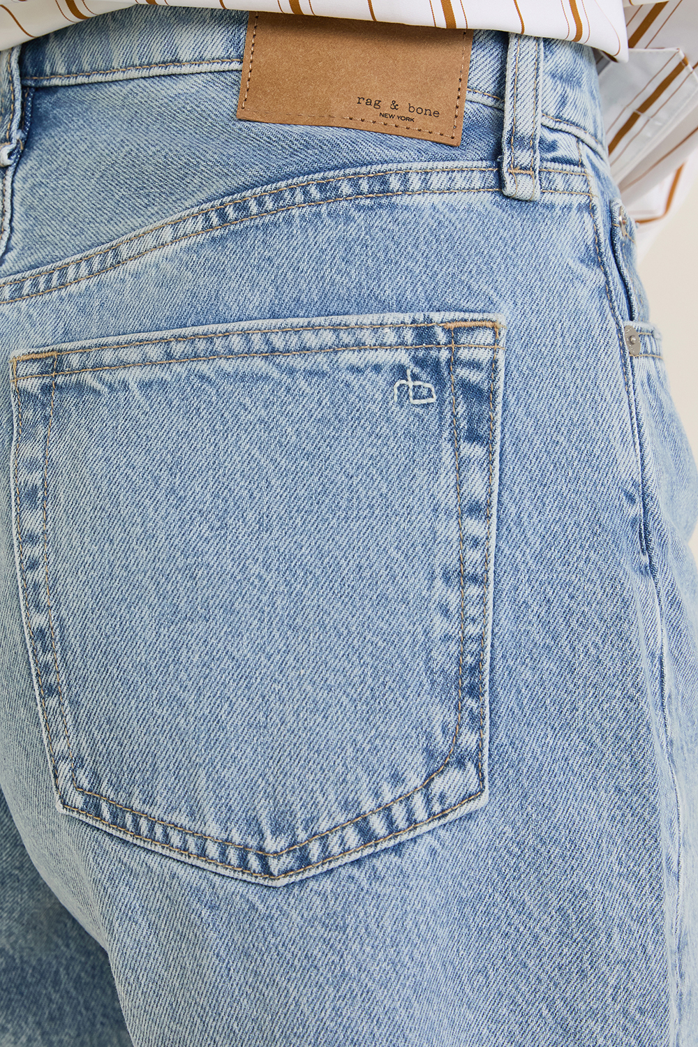 תמונת תקריב דוגמן של מכנסי ג'ינס קצרים קאיה