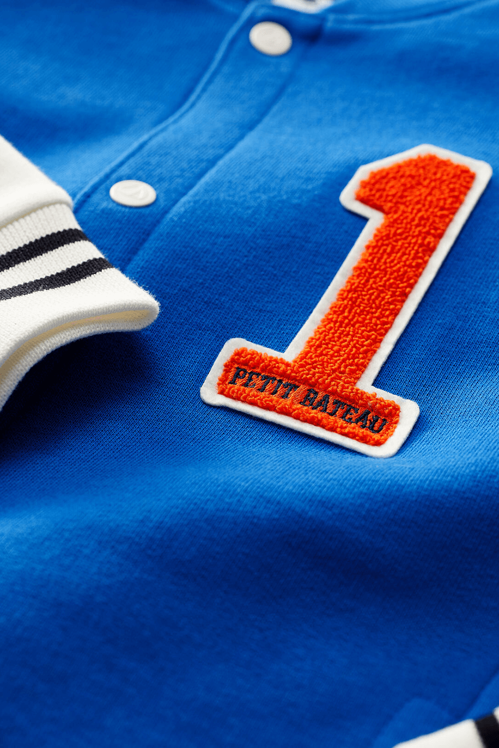 תמונת תקריב של גילאי 6-12 יוניסקס ז'קט בומבר בסגנון בייסבול