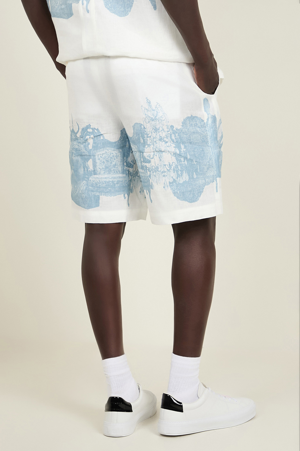 תמונת דוגמן אחורית של מכנסי ברמודה מפשתן