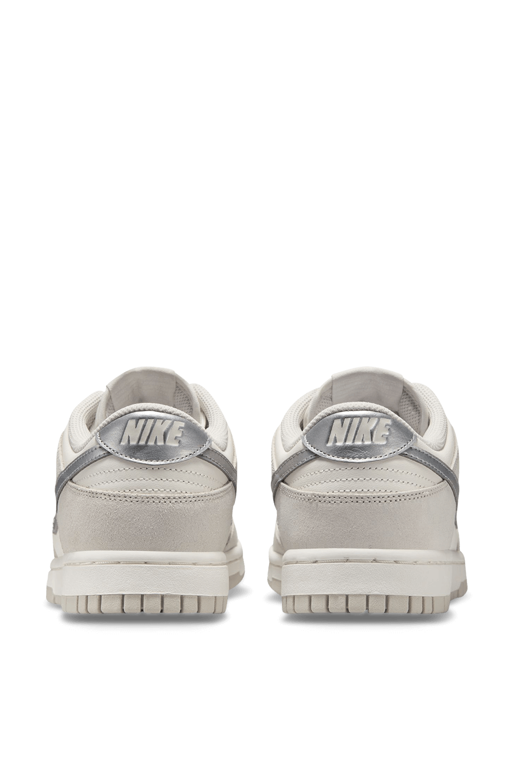 תמונת תקריב של נעלי סניקרס דאנק