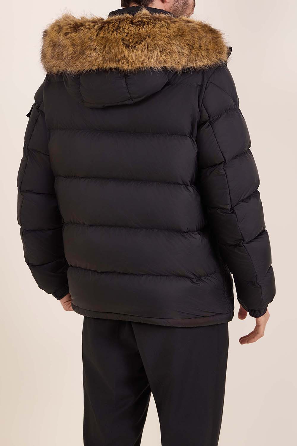 תמונת דוגמן אחורית של מעיל פוך קצר