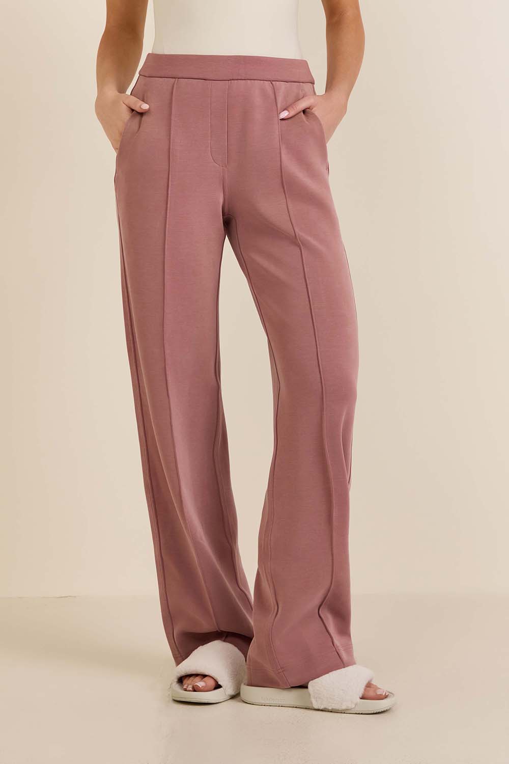 תמונת דוגמן קידמית של Softstreme Pintuck Mid-Rise Pant Regular