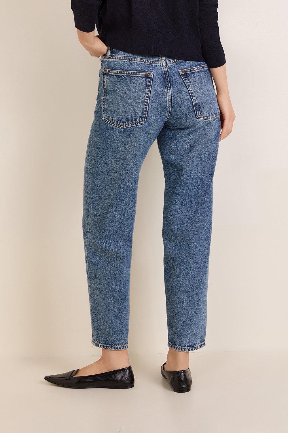 תמונת דוגמן אחורית של מכנסי ג'ינס בגזרת בלון