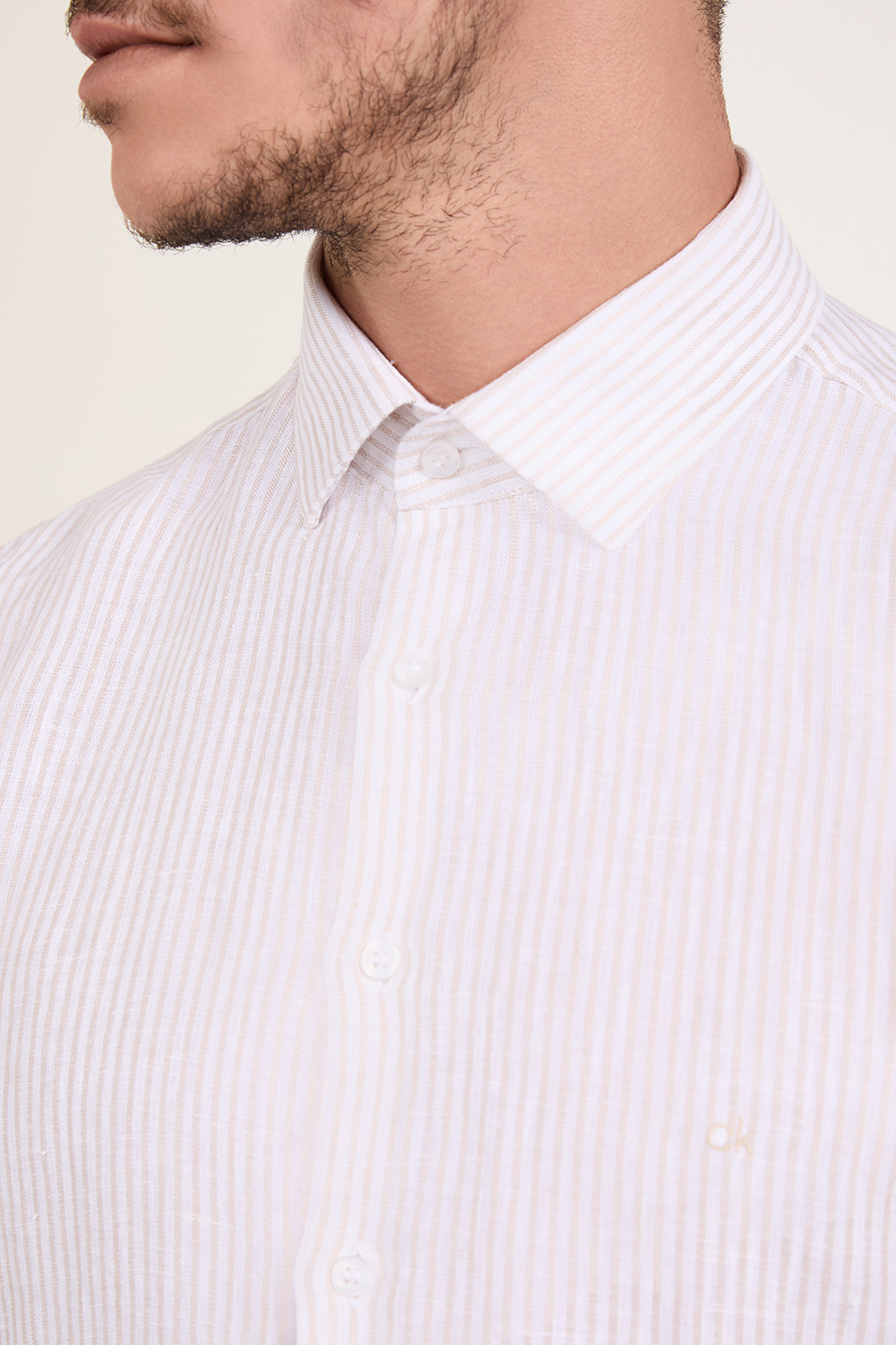 תמונת תקריב דוגמן של חולצת כפתורים סלים פיט