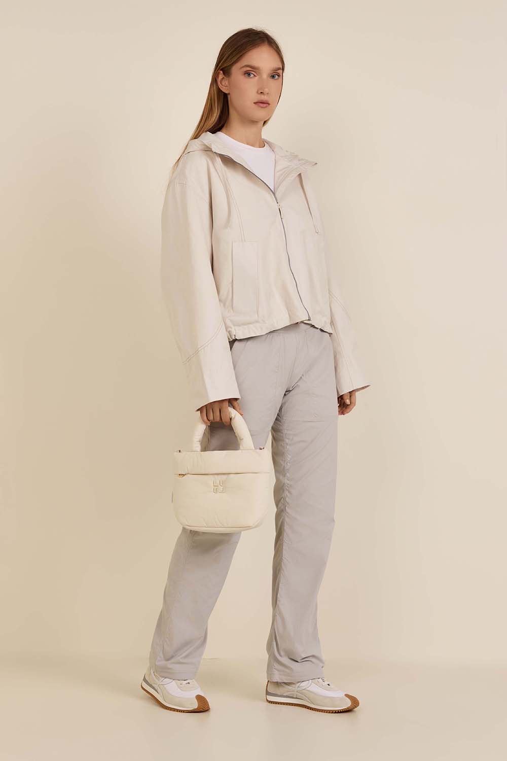 תמונת דוגמן קידמית של On My Level Tote Small Bag Puffy