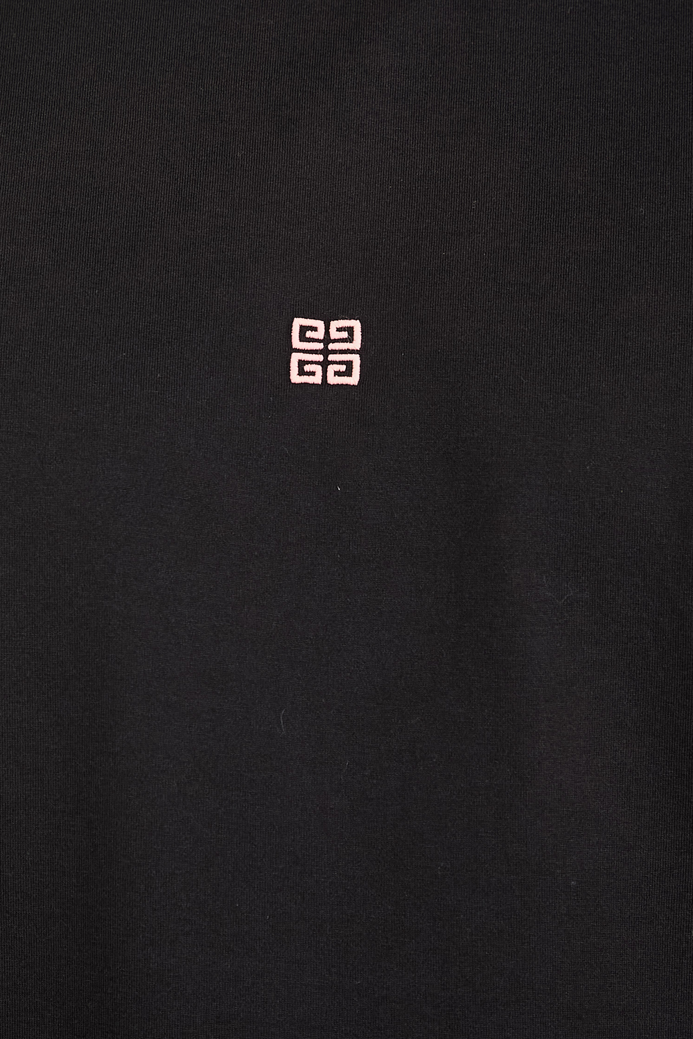 תמונת תקריב דוגמן של חולצת טי סלים פיט