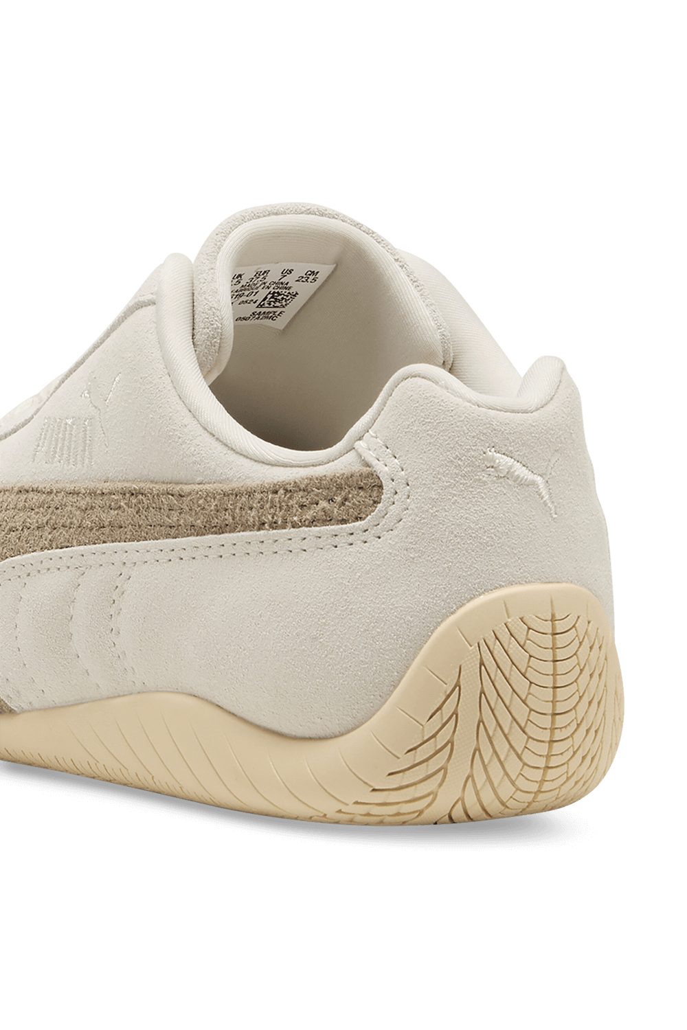 תמונת תקריב של נעלי סניקרס ספידקאט