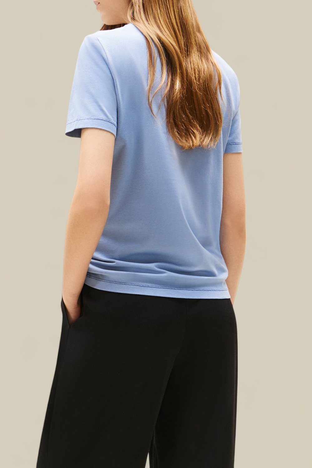 תמונת דוגמן אחורית של חולצת טי