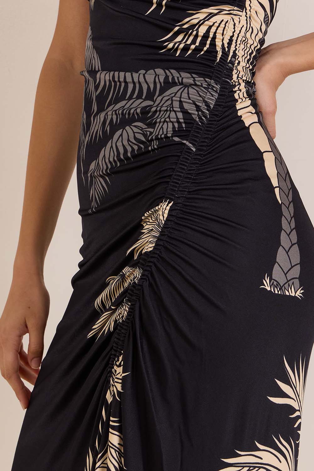 תמונת תקריב דוגמן של שמלת מקסי