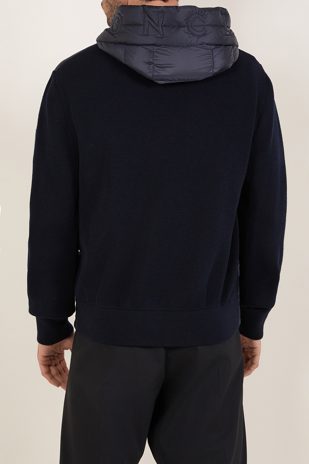 תמונת דוגמן אחורית של ז'קט קפוצ'ון