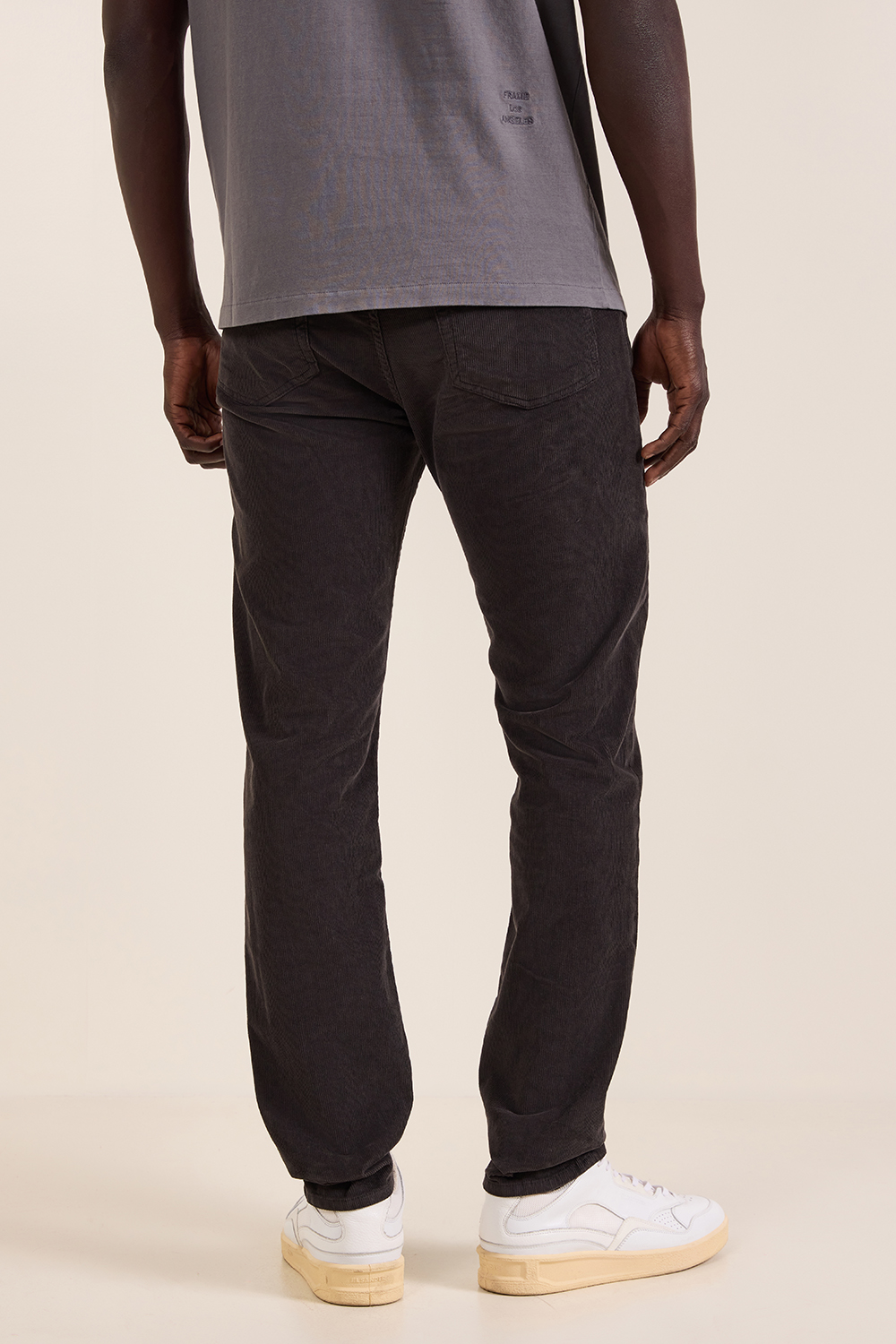 תמונת דוגמן אחורית של מכנסי ג'ינס סלים