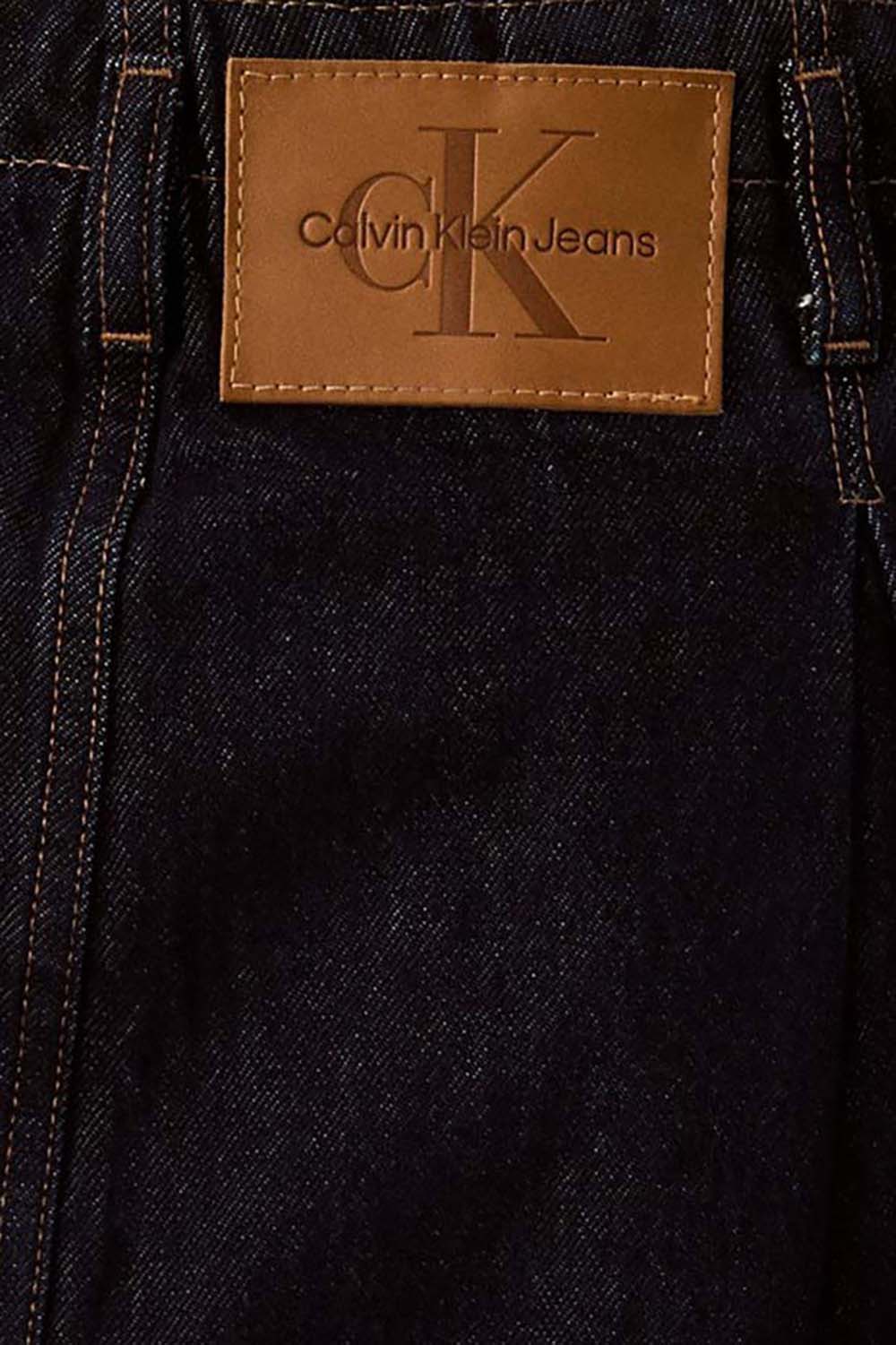 תמונת תקריב דוגמן של חצאית מיני