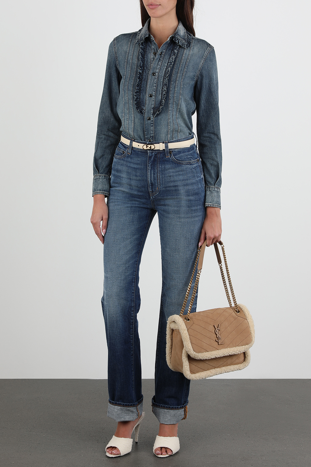 תמונת דוגמן קידמית של תיק ניקי חום עם לוגו מטאלי