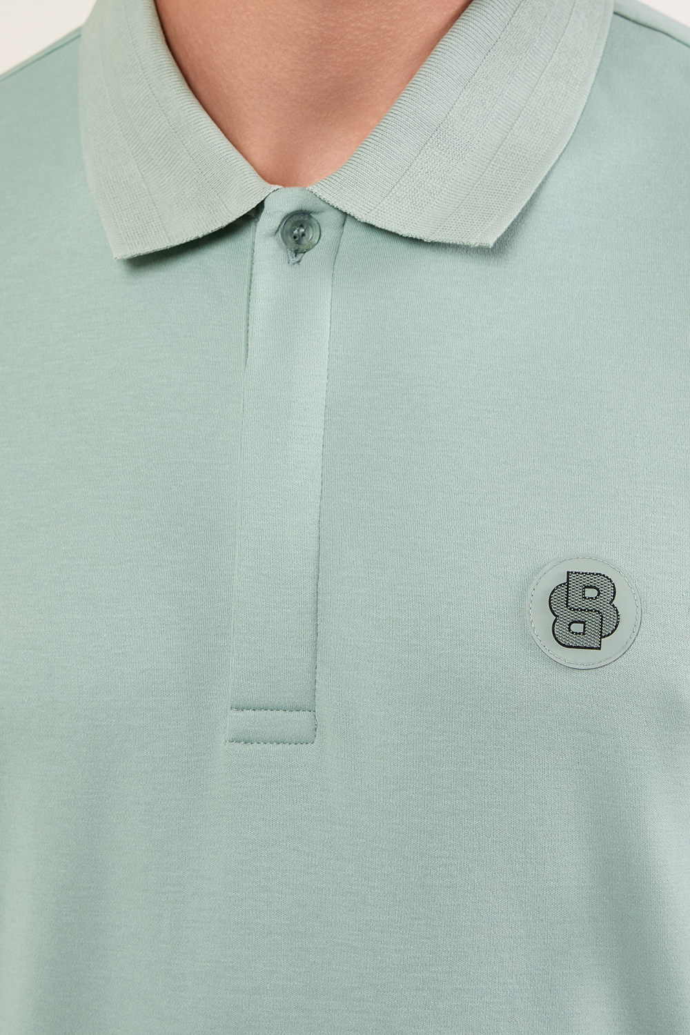 תמונת תקריב דוגמן של חולצת פולו