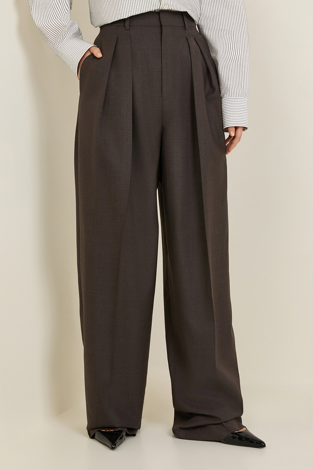 תמונת דוגמן קידמית של מכנסי קפלים מחוייטים