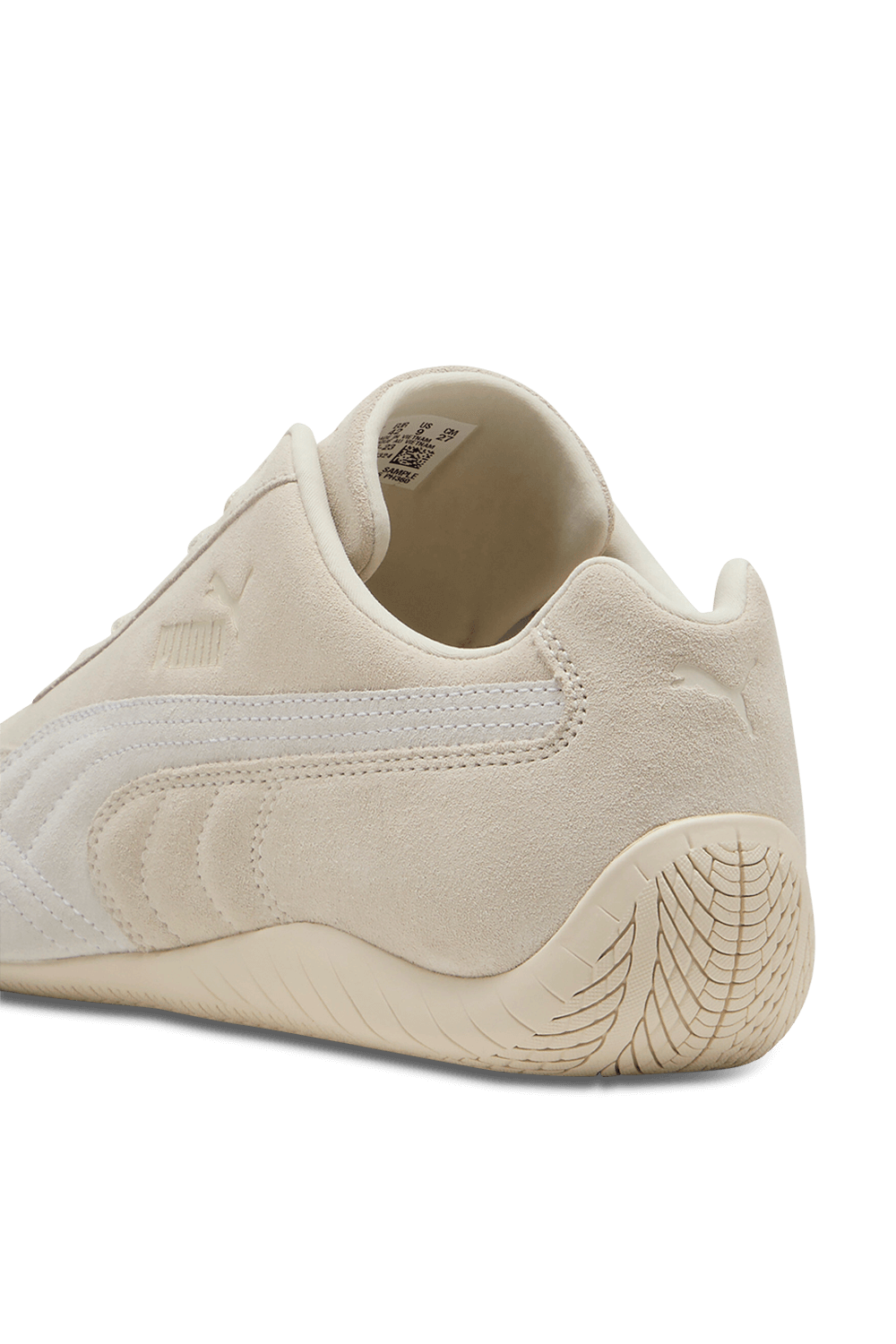 תמונת תקריב של נעלי סניקרס ספידקאט